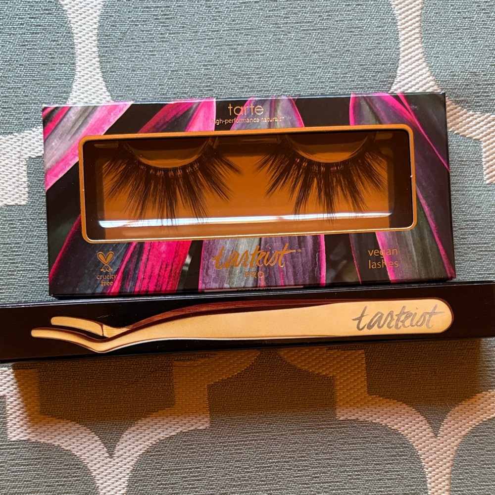 Tarte Sassy eye lashes and lash applicator